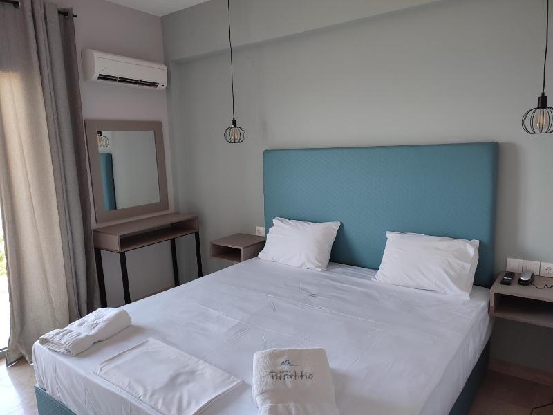 Superior King Room image 4