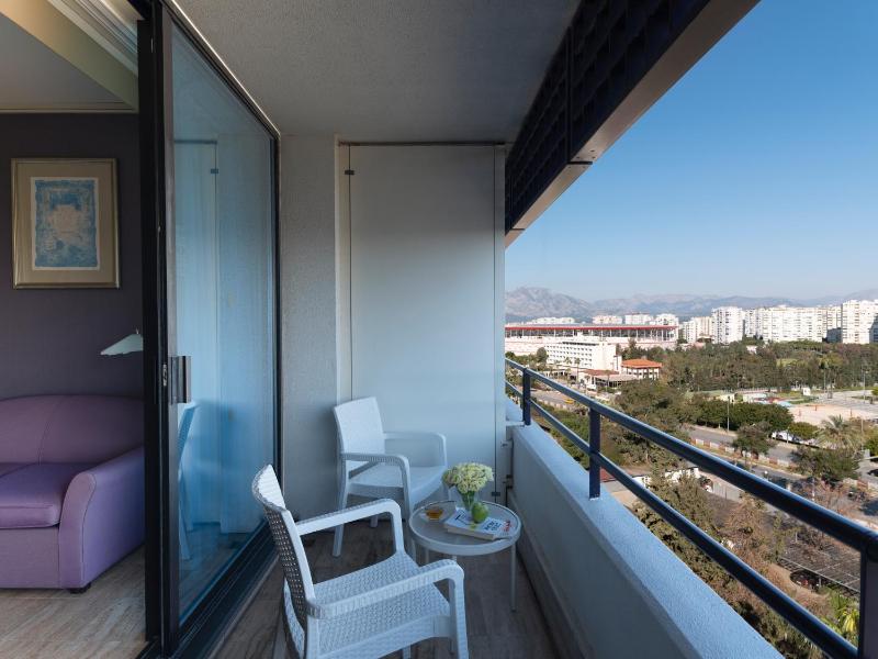 Deluxe Twin Bed Room with city view image 4