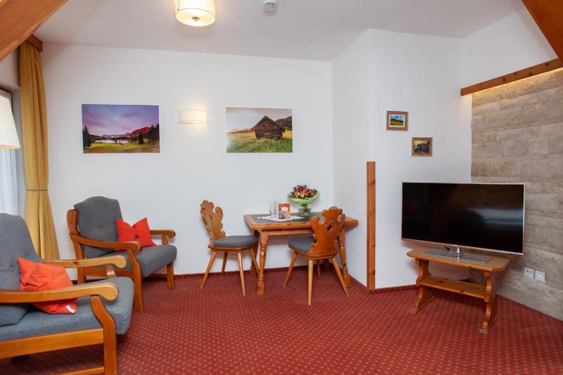 Superior Twin Room with Garden View image 4