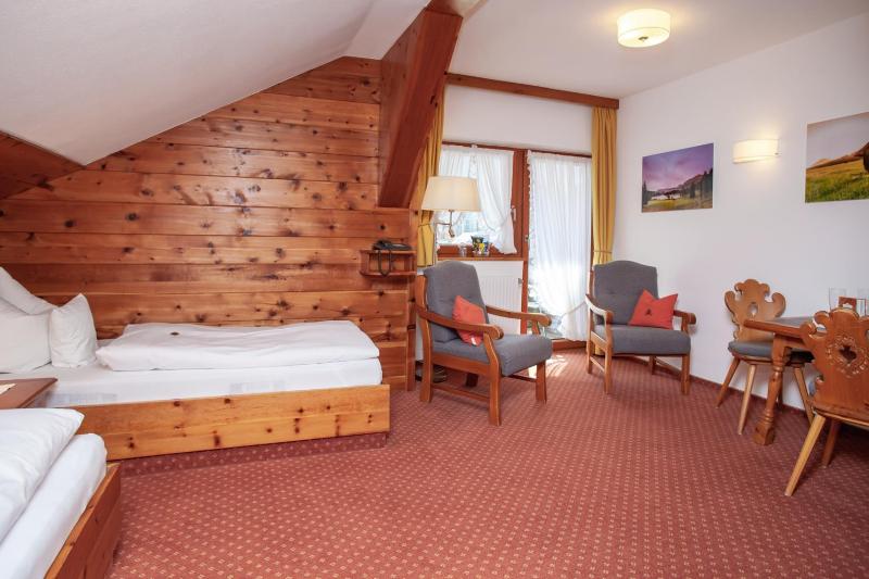 Superior Twin Room with Garden View image 3