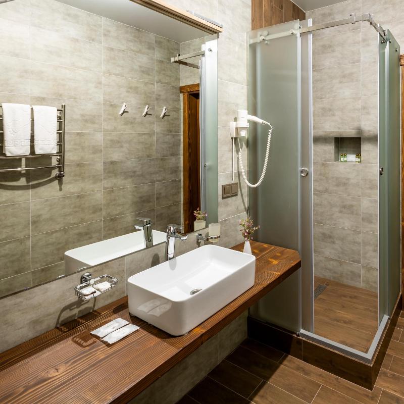 Double Room with Balcony image 4