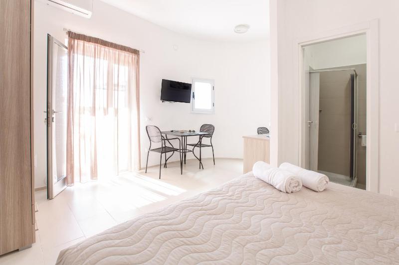 Economy Double Room image 4