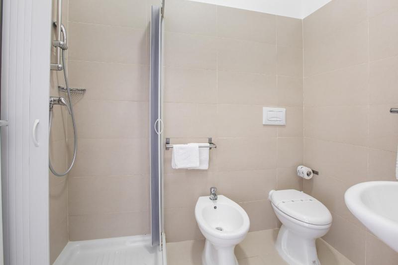 Economy Double Room image 3