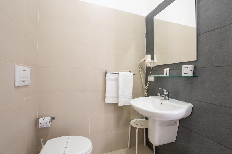 Economy Double Room image 2