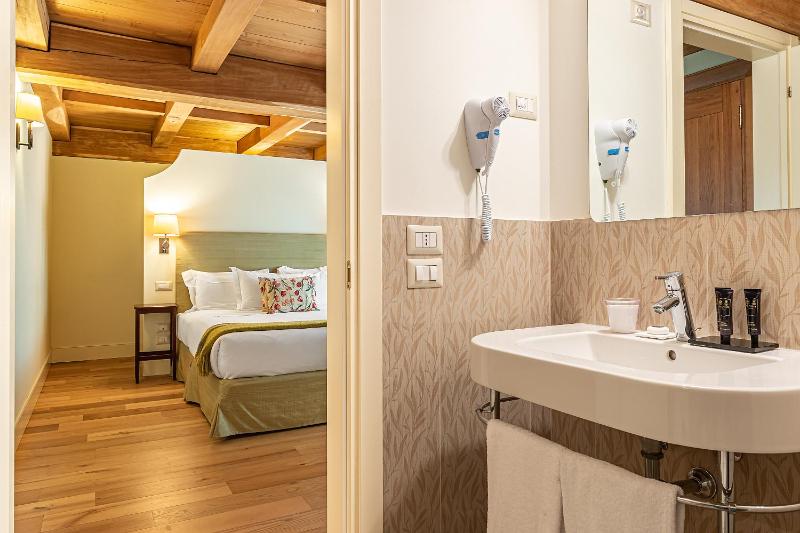 Superior Double Room image 3