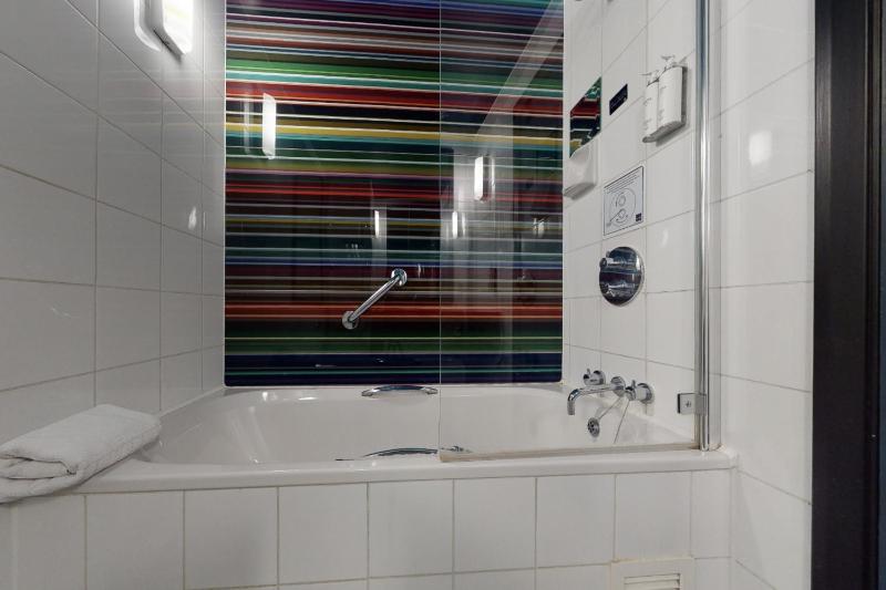 Club Room (FREE GYM & POOL ACCESS) image 2