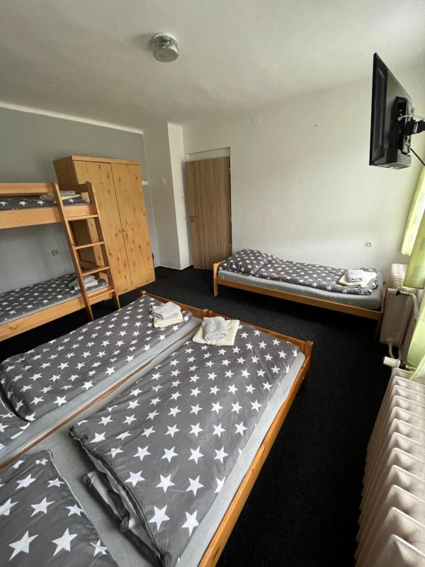 Quintuple Room with Shared Bathroom image 1
