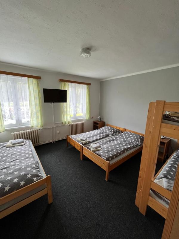 Quintuple Room with Shared Bathroom image 2