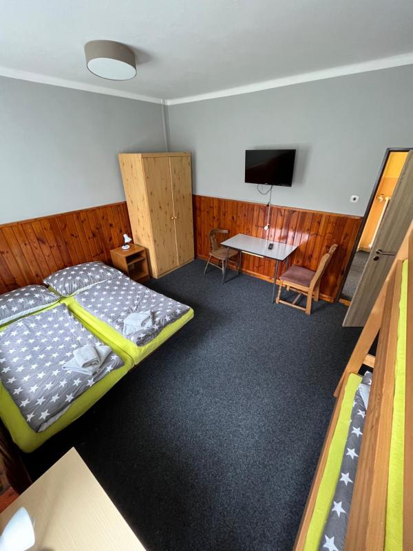 Quadruple Room with Shared Bathroom image 2