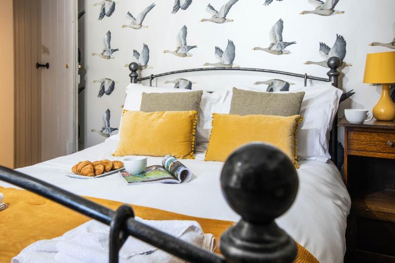 Double Room image 3
