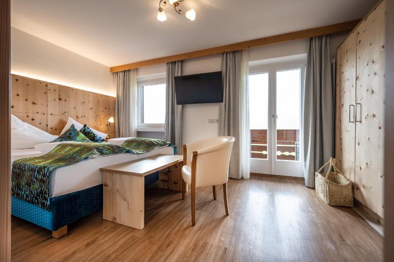 Double or Twin Room with Mountain View image 4