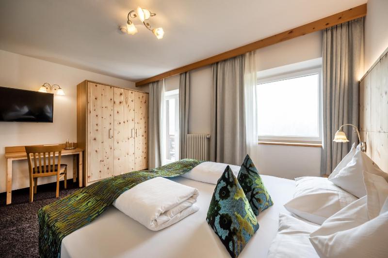 Double or Twin Room with Mountain View image 1