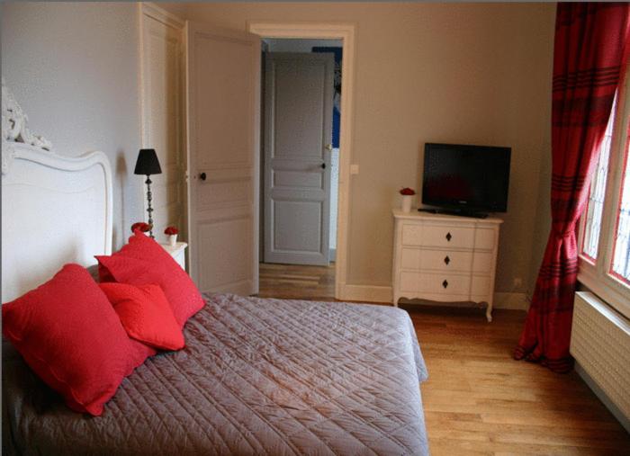La Tourelle Family Room image 3