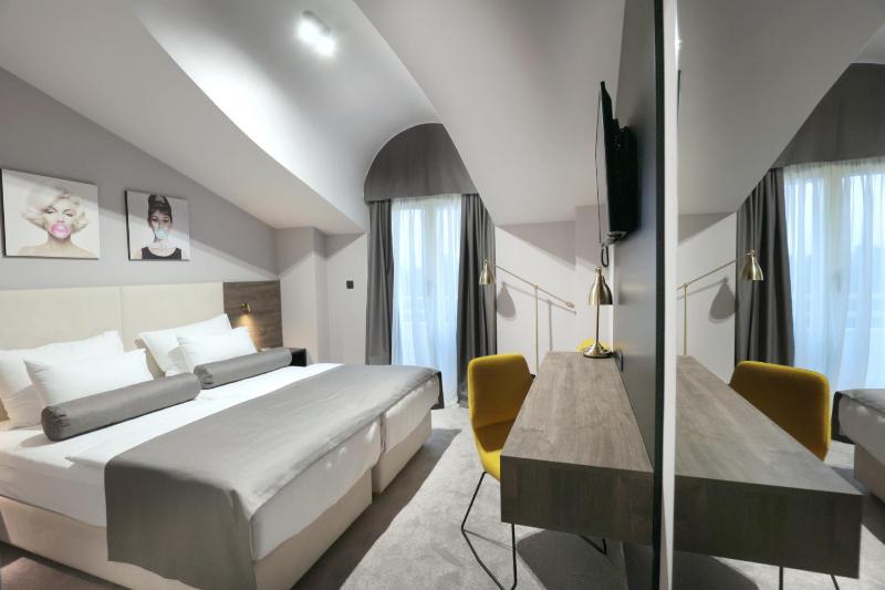 Standard Double Room with Balcony and Sea View image 2