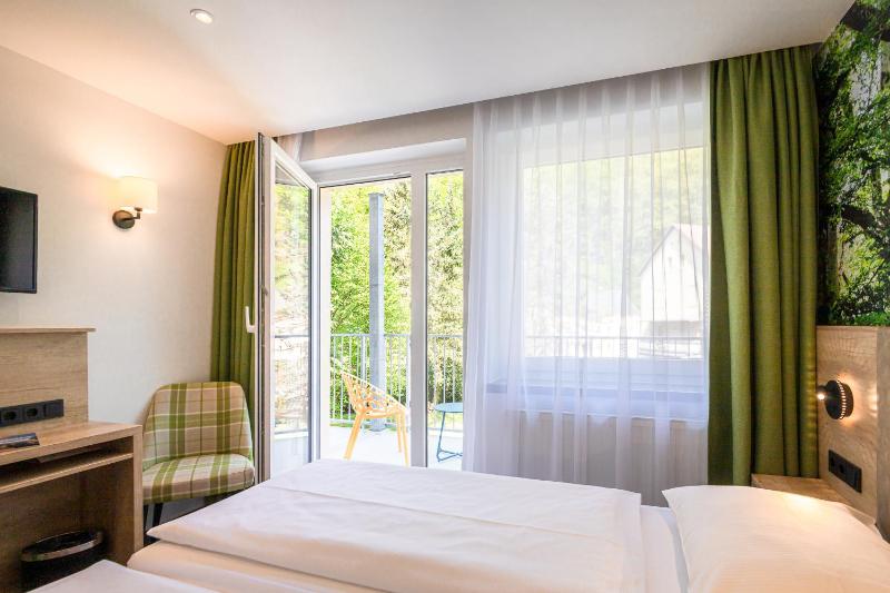 Double Room with Balcony image 4