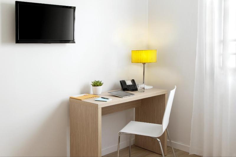 Large Studio with 1 Double Bed (2 Adults) image 1