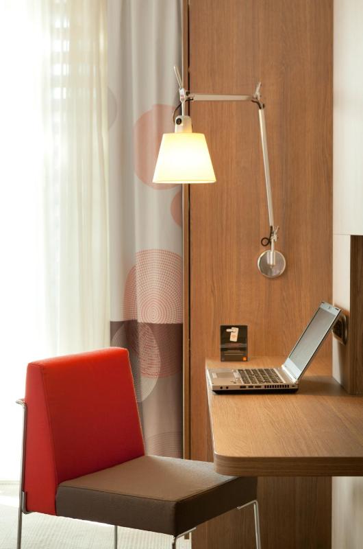 Executive Queen Room with Eiffel Tower View image 2