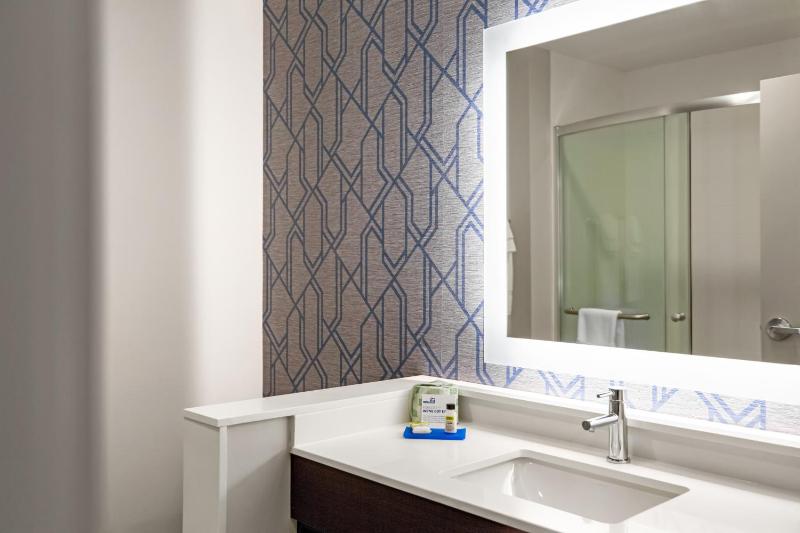 Standard King Room image 2