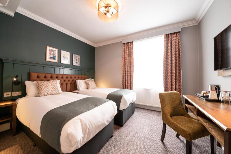 Standard Twin Room image 4