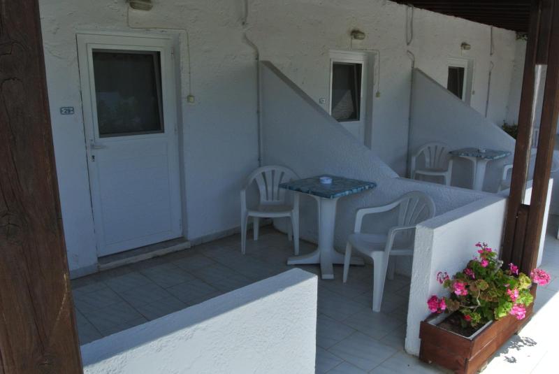 One-Bedroom Bungalow image 1