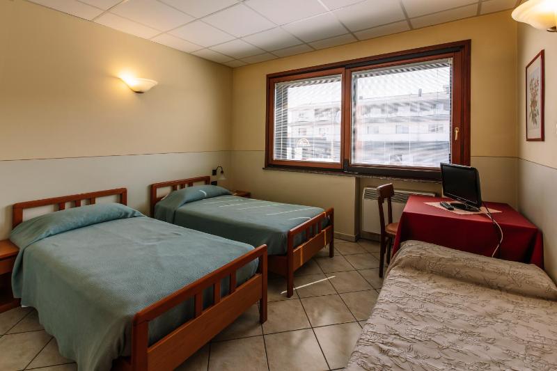 Standard Triple Room image 1