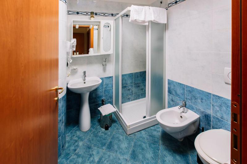 Double Room image 3