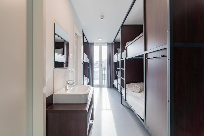 6-Bed Mixed Dormitory Room image 1