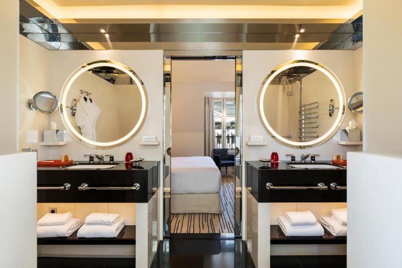 Deluxe Double Room with City View image 4