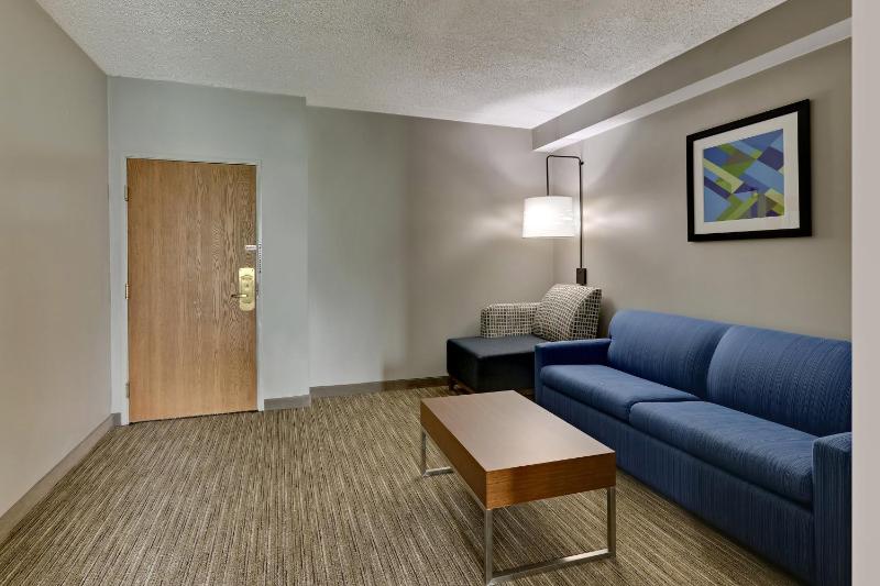 One-Bedroom Suite with Jetted Tub image 2
