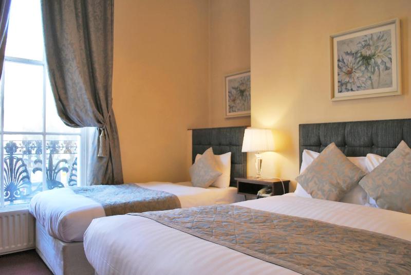 Twin Room image 4