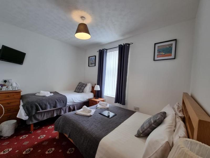 Double Room with Extra Bed image 1