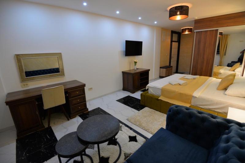 Deluxe Double Room with Balcony image 4