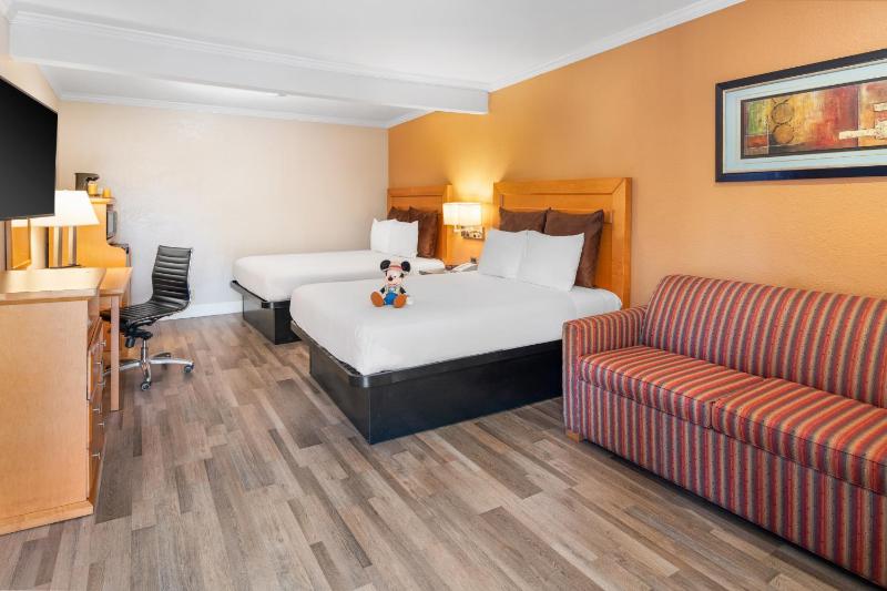 Deluxe Room image 3