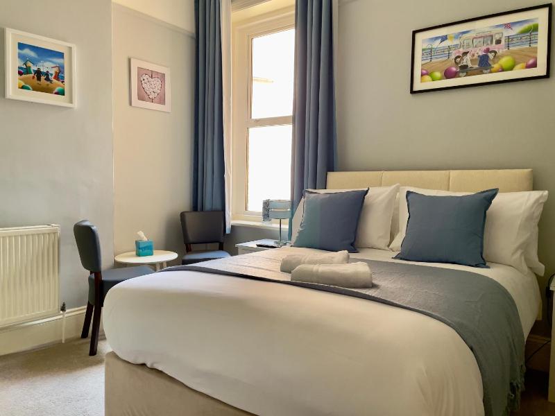 Double Room image 3