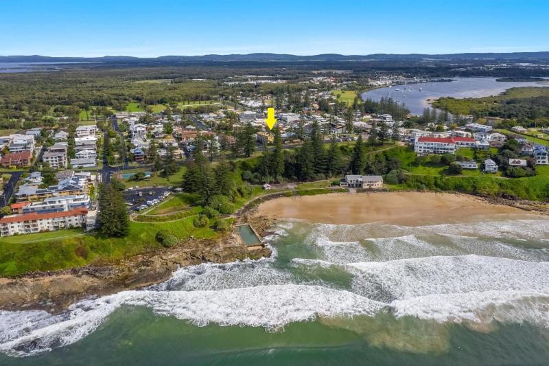 Seaspray 1 - Stone throw from Main Beach Images