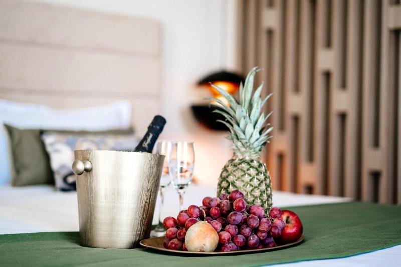 Junior Sea View Suite with Jacuzzi image 3