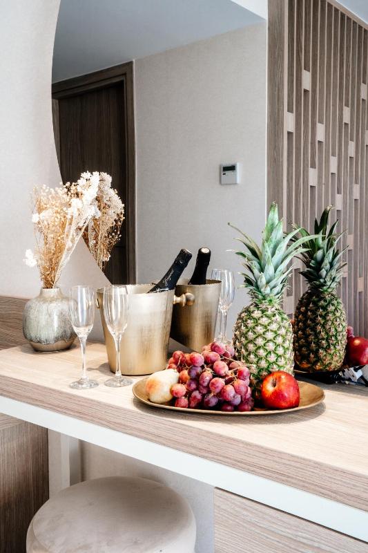 Junior Sea View Suite with Jacuzzi image 2