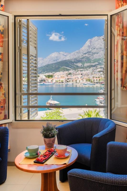 Studio Apartment with Sea View image 3