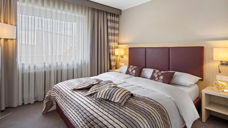 Deluxe Suite with Spa Bath image 3
