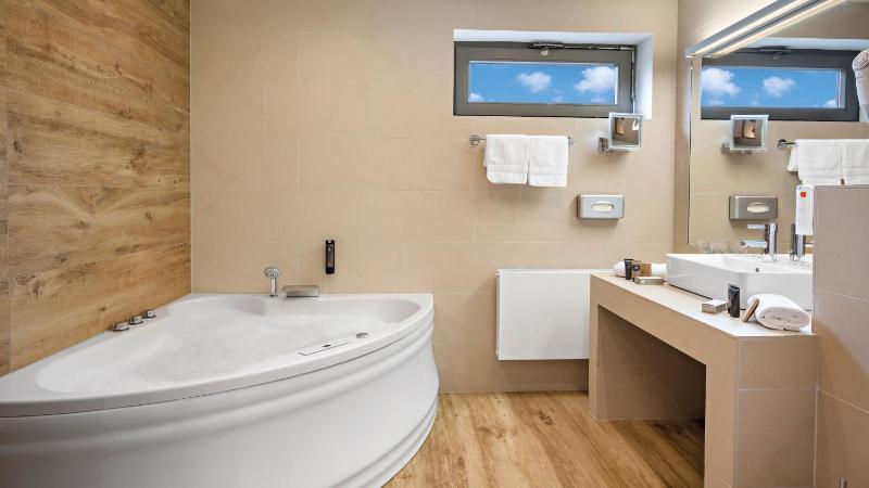 Deluxe Suite with Spa Bath image 4