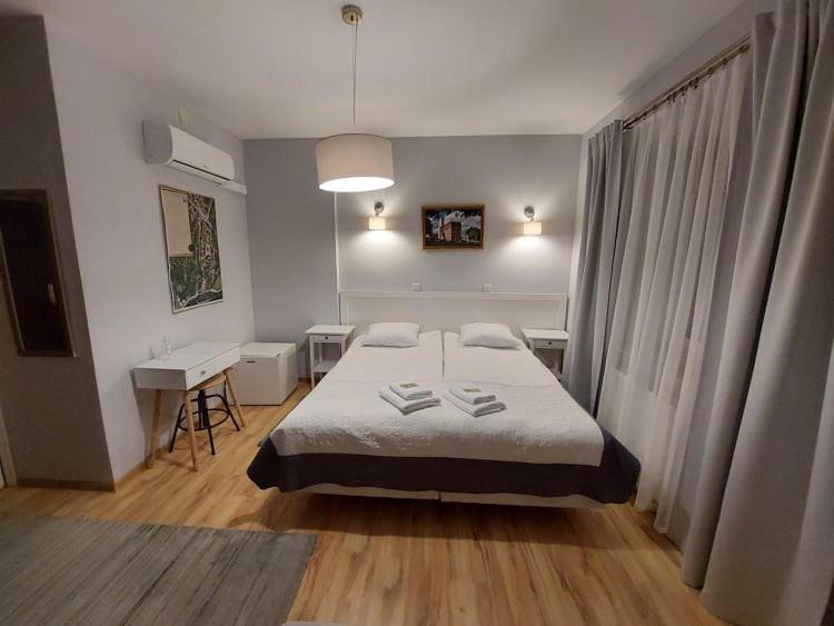 Double Room image 4