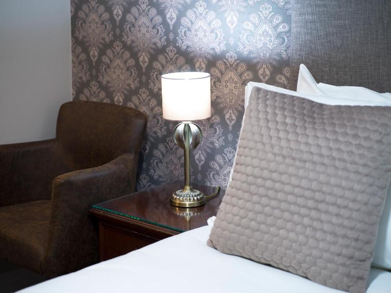 Deluxe King Room image 2