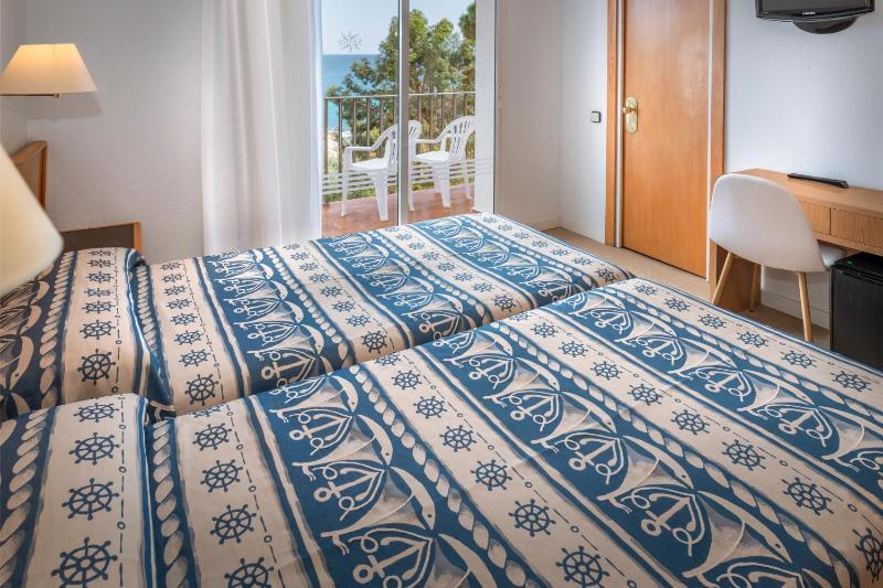 Double Room with Sea View and Balcony (2 Adults + 1 Child ) image 4