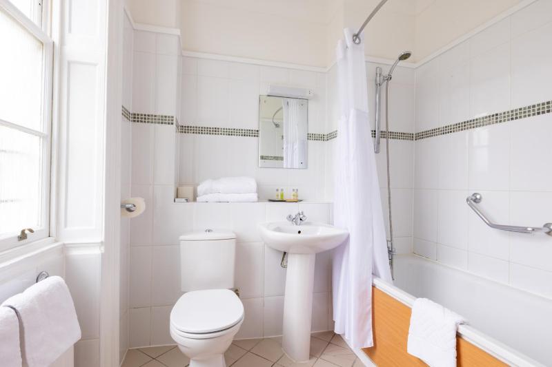 Twin Room image 3