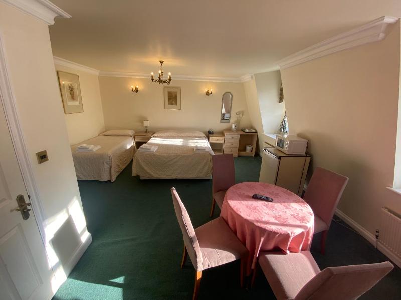 Quadruple Room image 4