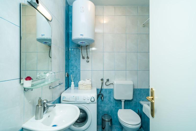 One-Bedroom Apartment with Terrace and Sea View image 3