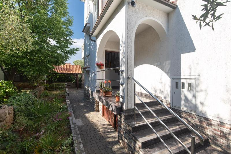 One-Bedroom Apartment image 3