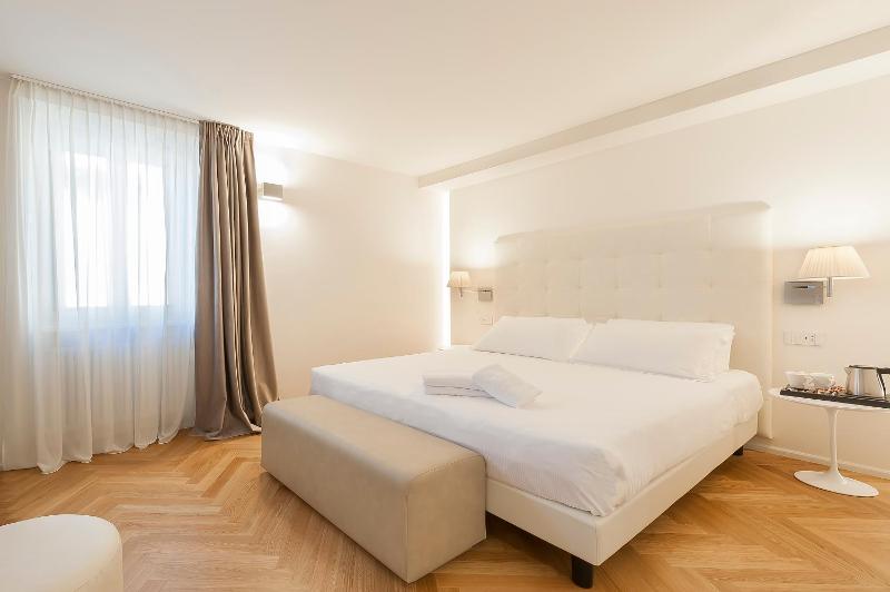 Large Double or Twin Room image 3