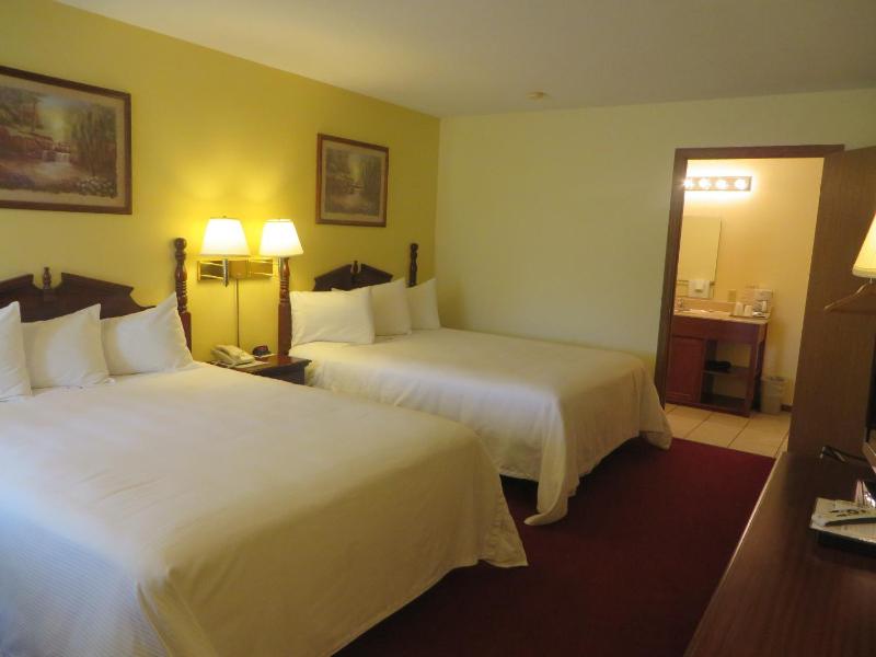 Queen Room with Two Queen Beds image 3