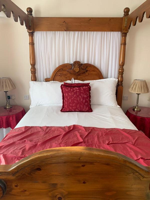 Superior Four-Poster Double Room image 4